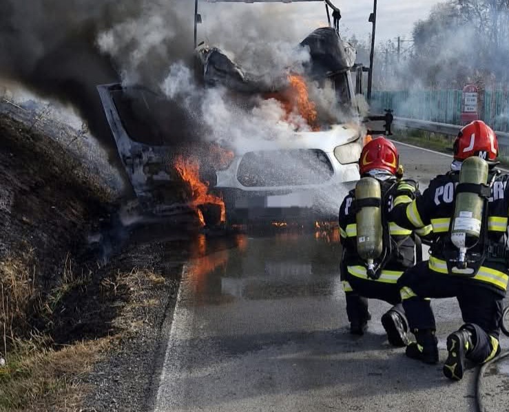 O autoutilitară a fost cuprinsă de flăcări la Găești: Intervenție rapidă a pompierilor.