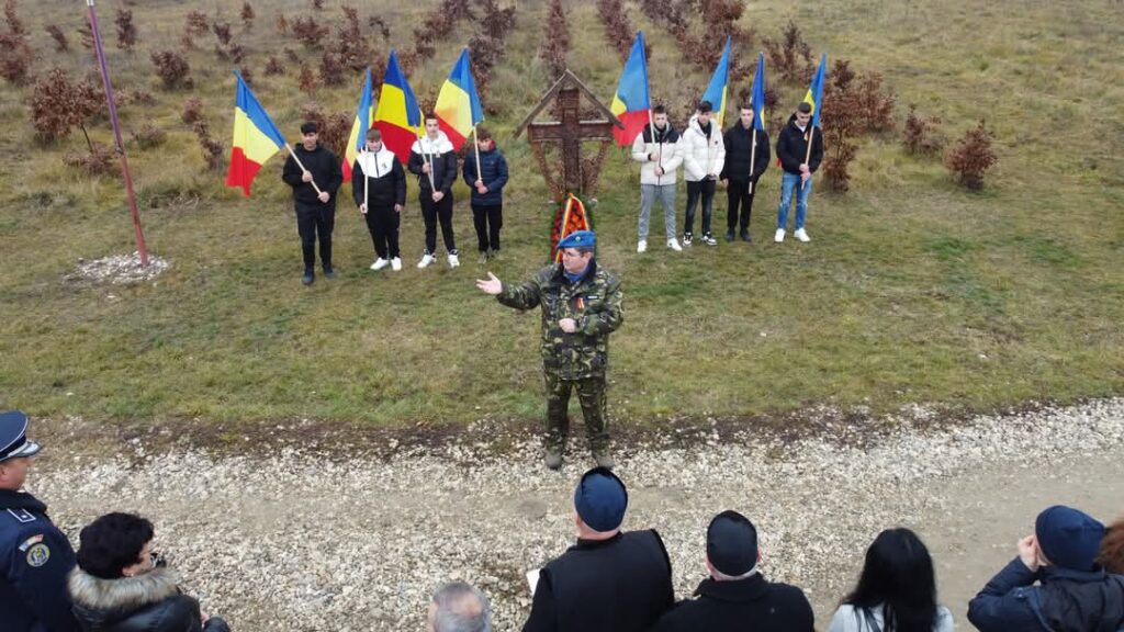 La Troița Parașutiștilor din Ghimpați, pe 22 decembrie 2024, a avut loc o ceremonie solemnă dedicată eroilor parașutiști