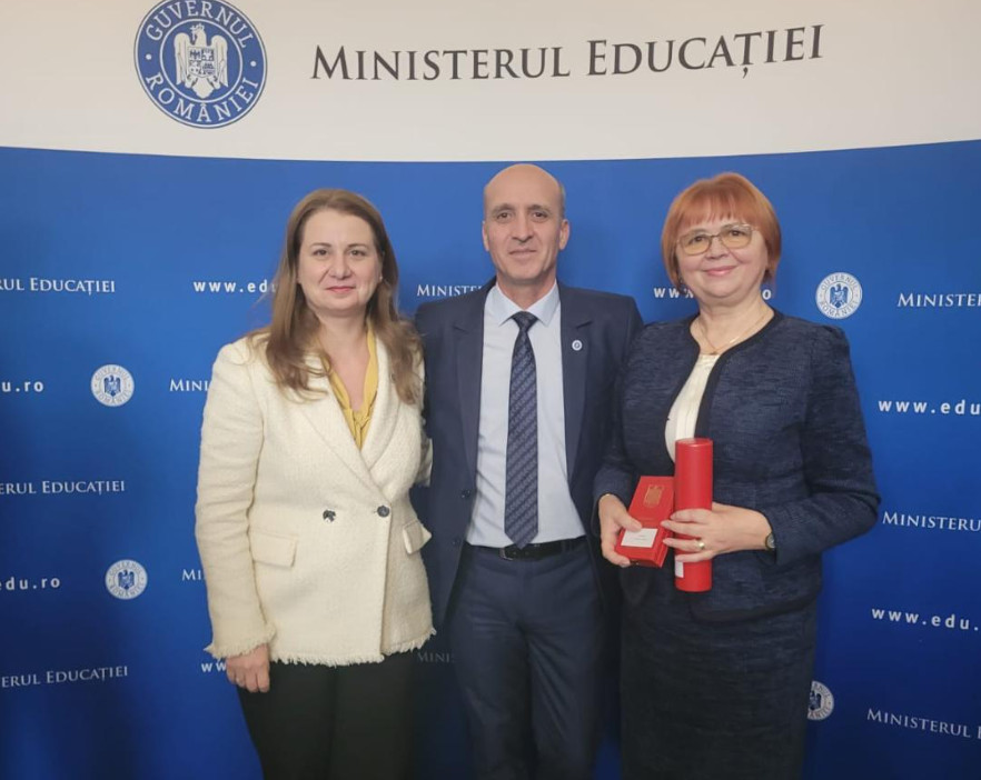 Profesorul Mirela Mihăescu, decorată cu Ordinul „Meritul pentru Învățământ” în grad de Comandor pentru întreaga carieră în educație.