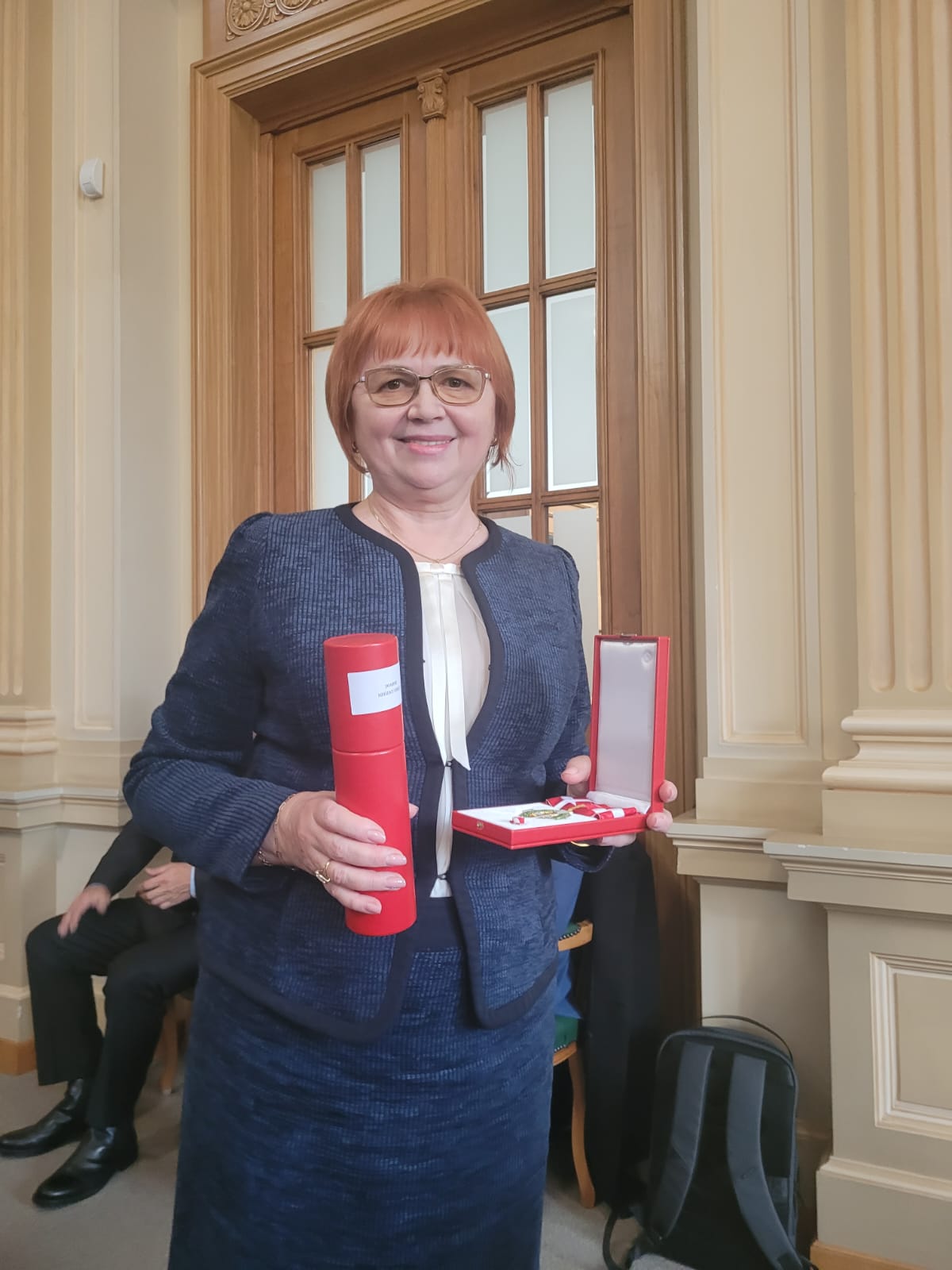 Profesorul Mirela Mihăescu, decorată cu Ordinul „Meritul pentru Învățământ” în grad de Comandor pentru întreaga carieră în educație.
