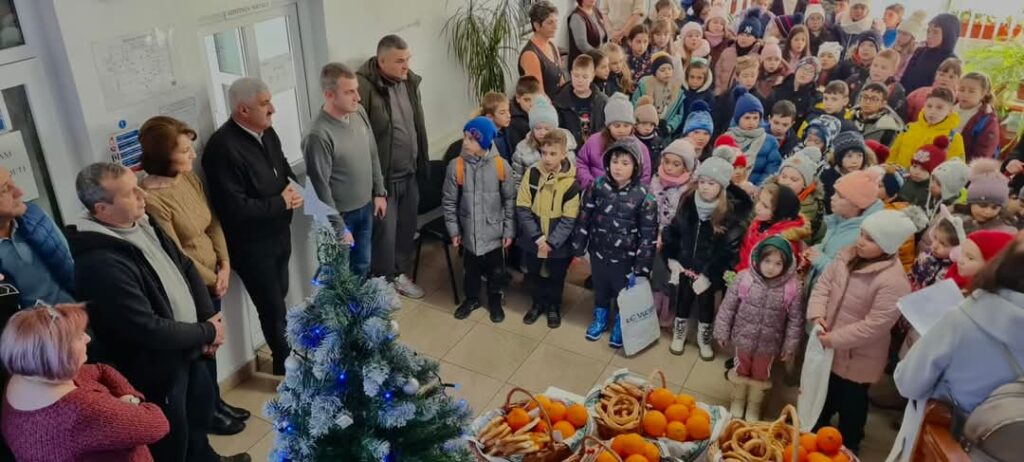 Primarul Laurențiu Moraru, spiridușul lui Moș Crăciun la Moroeni Primarul Laurențiu Moraru, spiridușul lui Moș Crăciun la Moroeni.