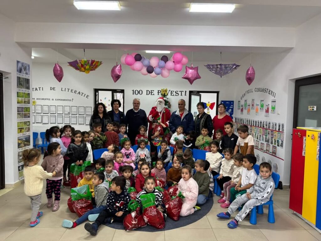 Moș Crăciun a ajuns la Mănești cu ajutorul unui „spiriduș” de nădejde, nimeni altul decât primarul Constantin Alexandru Moș Crăciun a ajuns la Mănești cu ajutorul unui „spiriduș” de nădejde, nimeni altul decât primarul Constantin Alexandru.