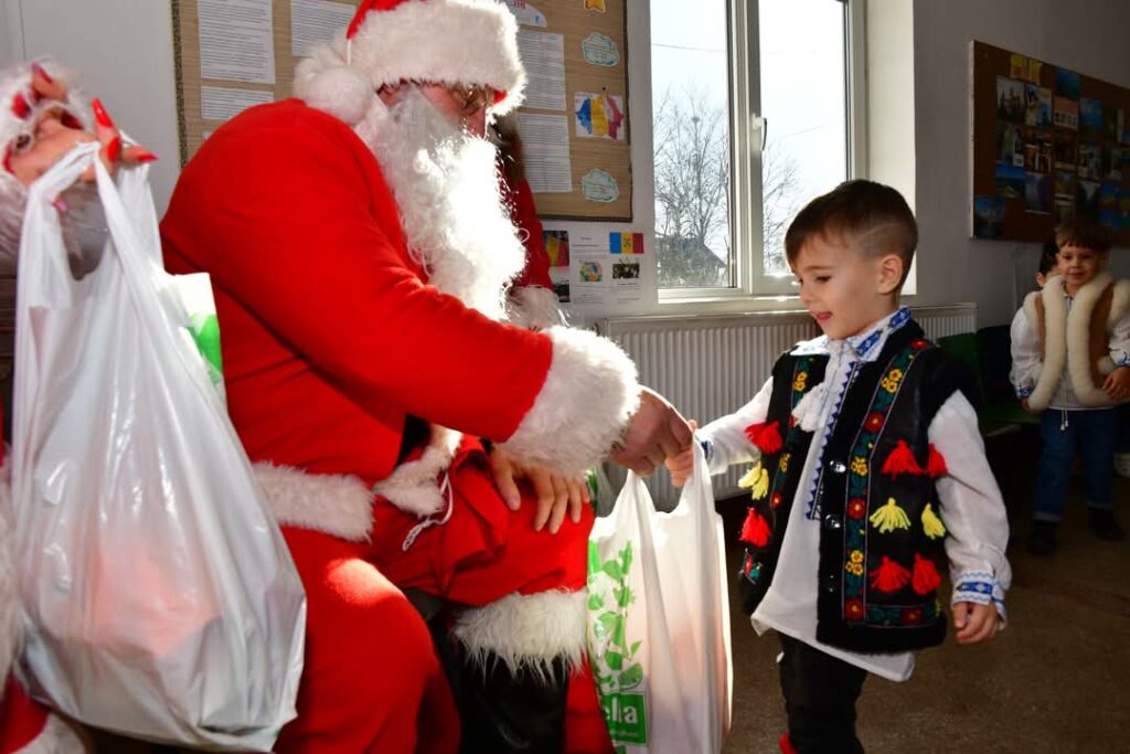 Zile de poveste: Moș Crăciun aduce magia sărbătorilor în Răcari Zile de poveste: Moș Crăciun aduce magia sărbătorilor în Răcari, ieri, 17 decembrie 2024, Moș Crăciun a început o călătorie plină de bucurie și emoție în Răcari