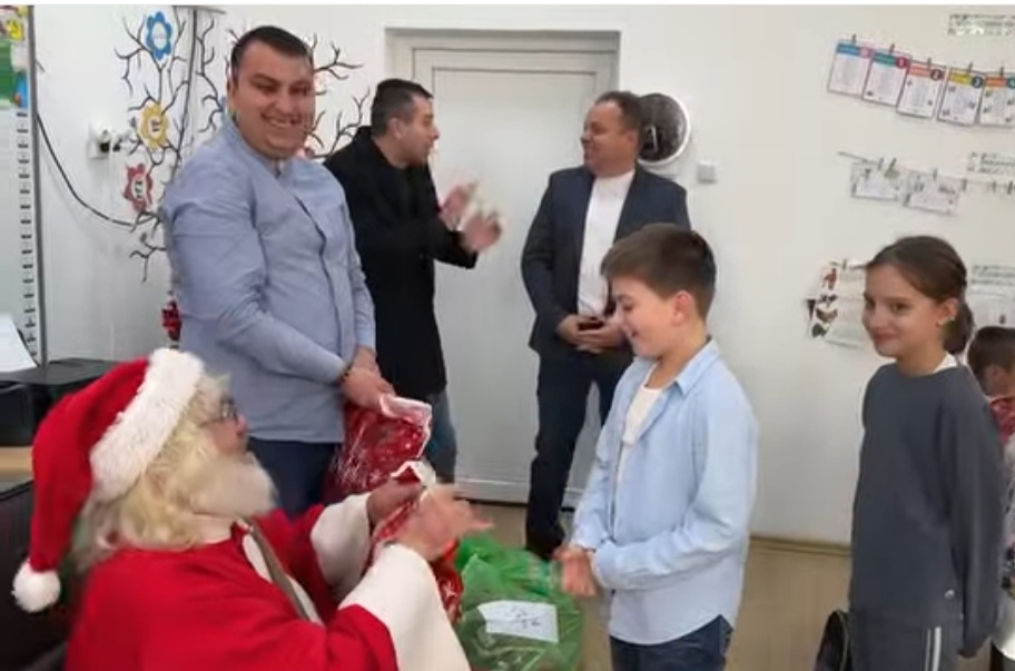 Moș Crăciun a adus magia sărbătorilor în Răzvad.