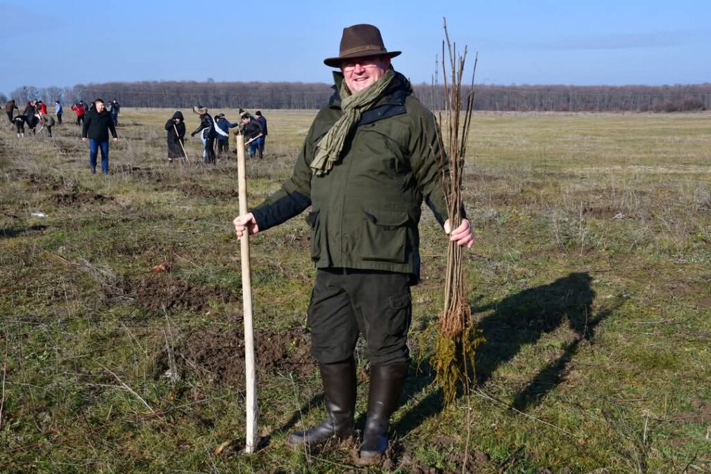 Pădurea Parașutiștilor de la Răcari, crește: 1000 de stejari plantați pentru un viitor mai verde Pădurea Parașutiștilor de la Răcari, crește: 1000 de stejari plantați pentru un viitor mai verde.