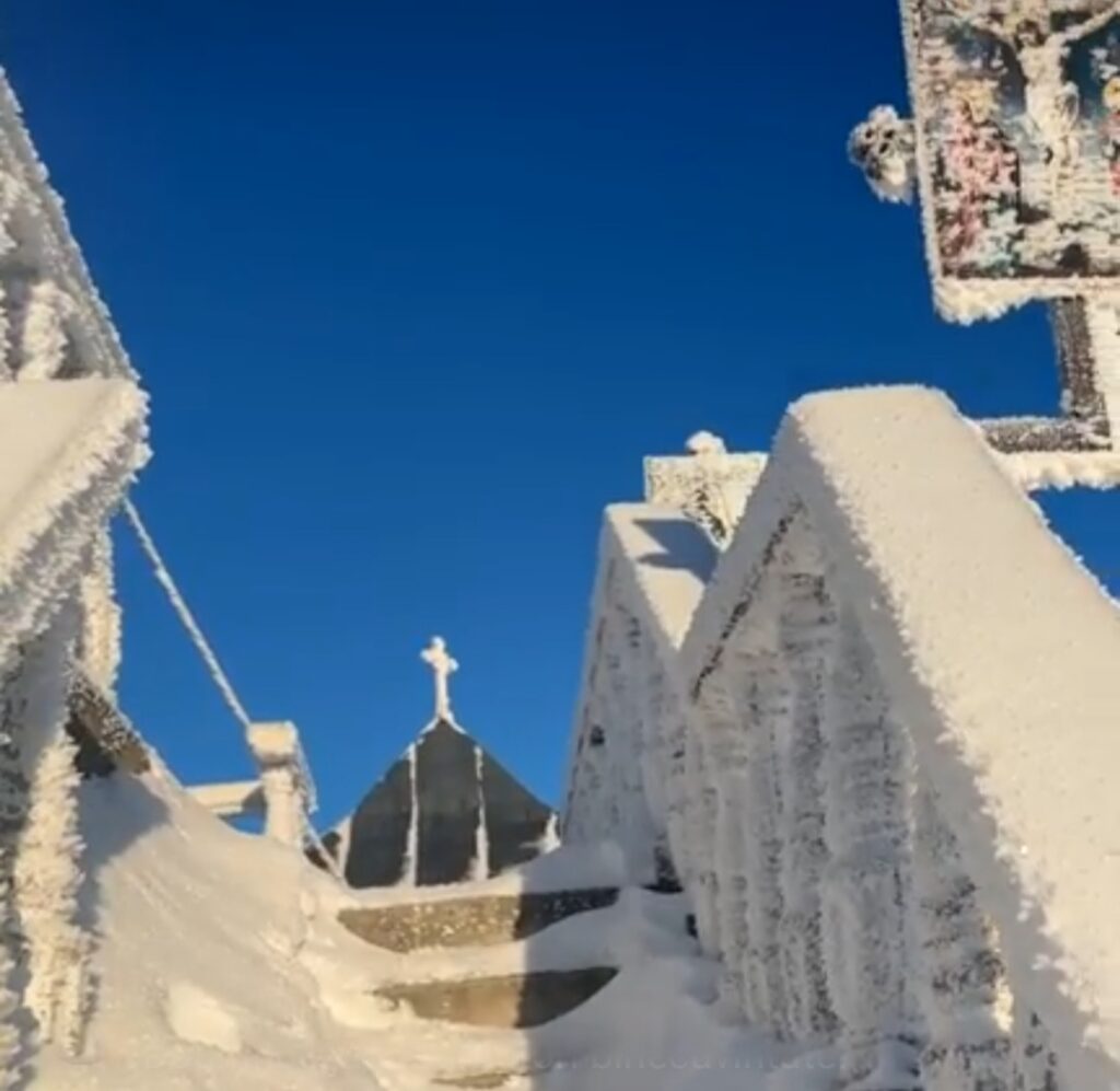 Mănăstirea Piatra Tăieturii, un colț de rai în Munții Bucovinei, la altitudini ce sfidează vremea capricioasă, se află una dintre cele mai izolate și frumoase mănăstiri din țară.