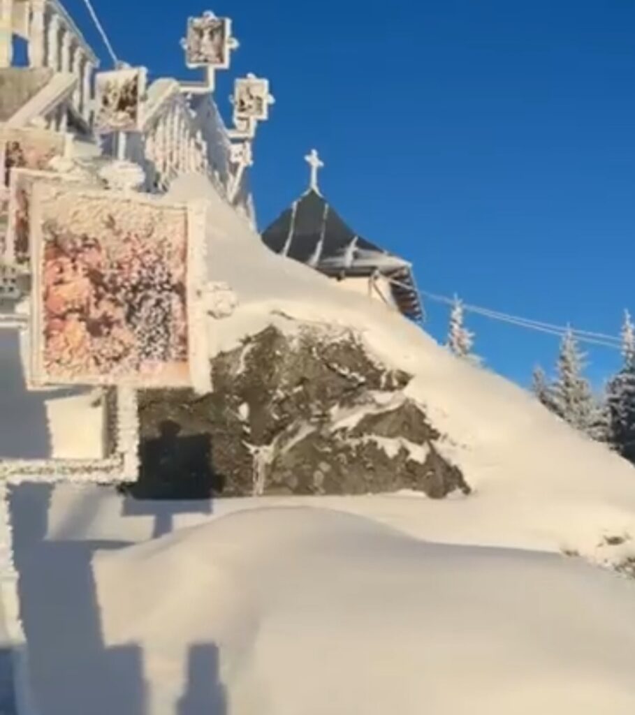 Mănăstirea Piatra Tăieturii, un colț de rai în Munții Bucovinei, la altitudini ce sfidează vremea capricioasă, se află una dintre cele mai izolate și frumoase mănăstiri din țară.