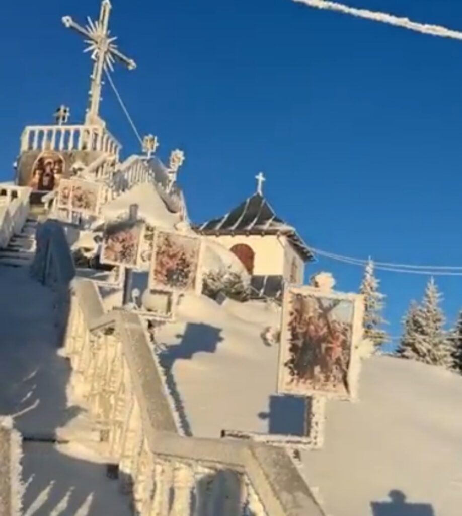 Mănăstirea Piatra Tăieturii, un colț de rai în Munții Bucovinei, la altitudini ce sfidează vremea capricioasă, se află una dintre cele mai izolate și frumoase mănăstiri din țară.