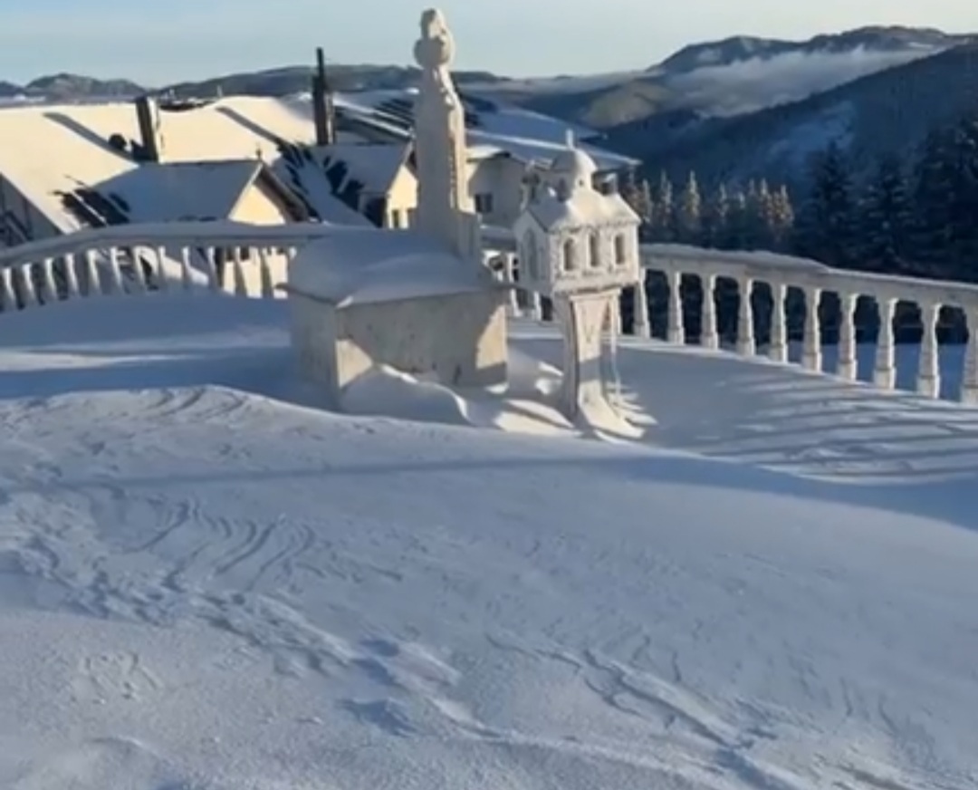 Mănăstirea Piatra Tăieturii, un colț de rai în Munții Bucovinei, la altitudini ce sfidează vremea capricioasă, se află una dintre cele mai izolate și frumoase mănăstiri din țară.