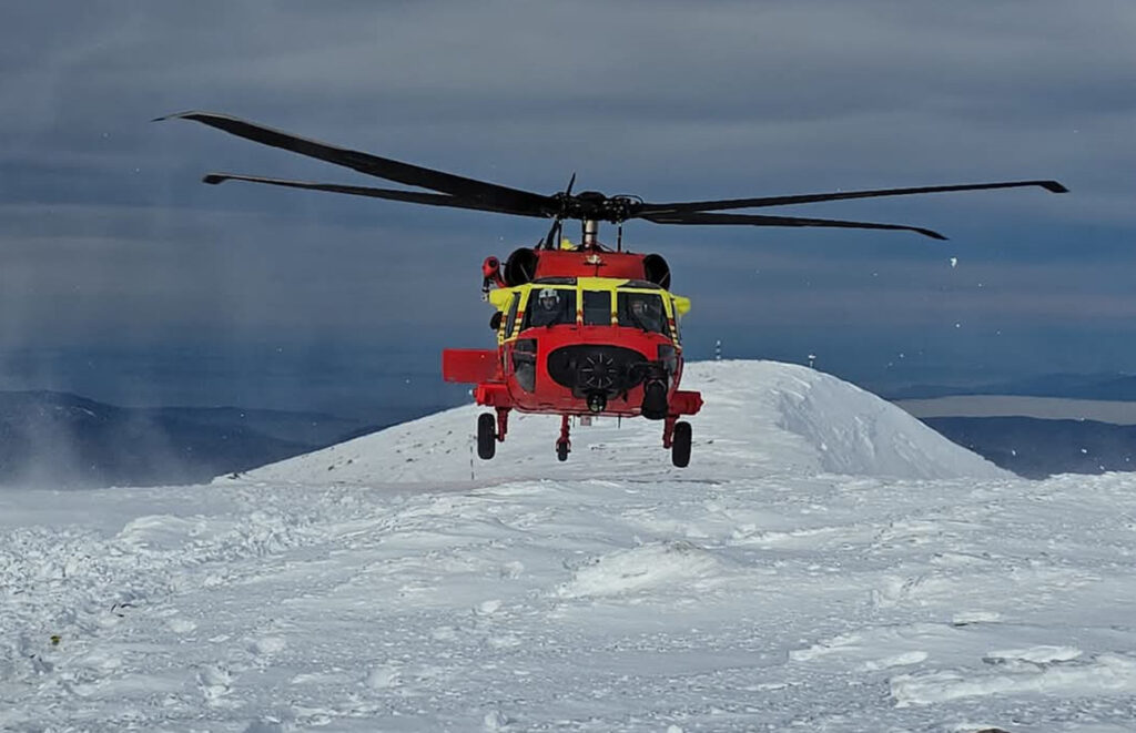 Provizii pentru iarnă, livrate cu elicopterul la Stația Meteorologică Vârful Omu: O poveste de dedicare și iubire pentru munte Provizii pentru iarnă, livrate cu elicopterul la Stația Meteorologică Vârful Omu: O poveste de dedicare și iubire pentru munte.