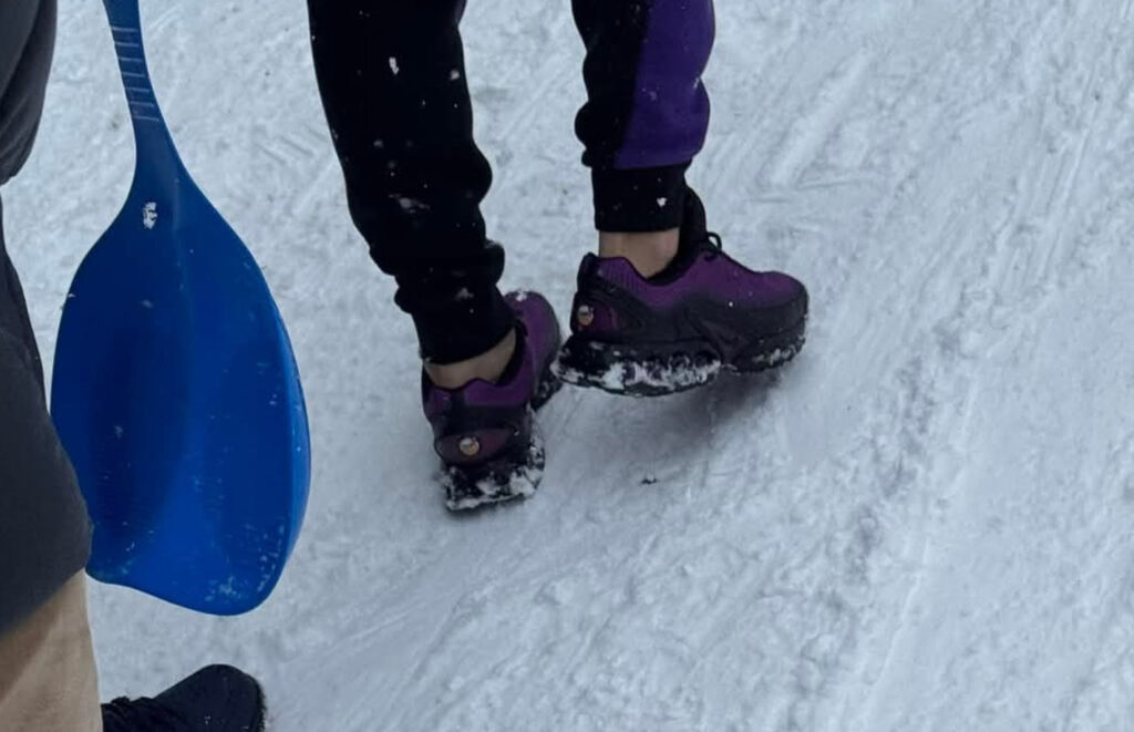 Salvamont: Fii responsabil, gheața nu ține cont de modă Echipa Salvamont face un apel urgent la toți iubitorii muntelui: siguranța pe pârtie și pe traseele montane trebuie să fie prioritatea numărul unu!