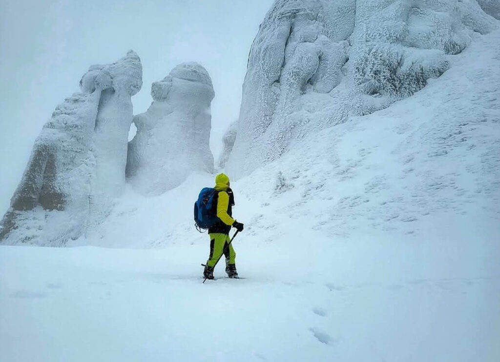 Un traseu palpitant pe Vârful Ciucaș: Provocări de iarnă și peisaje impresionante Un traseu palpitant pe Vârful Ciucaș: Provocări de iarnă și peisaje impresionante, astăzi, un iubitor al muntelui a trăit o aventură de neuitat pe Vârful Ciucaș