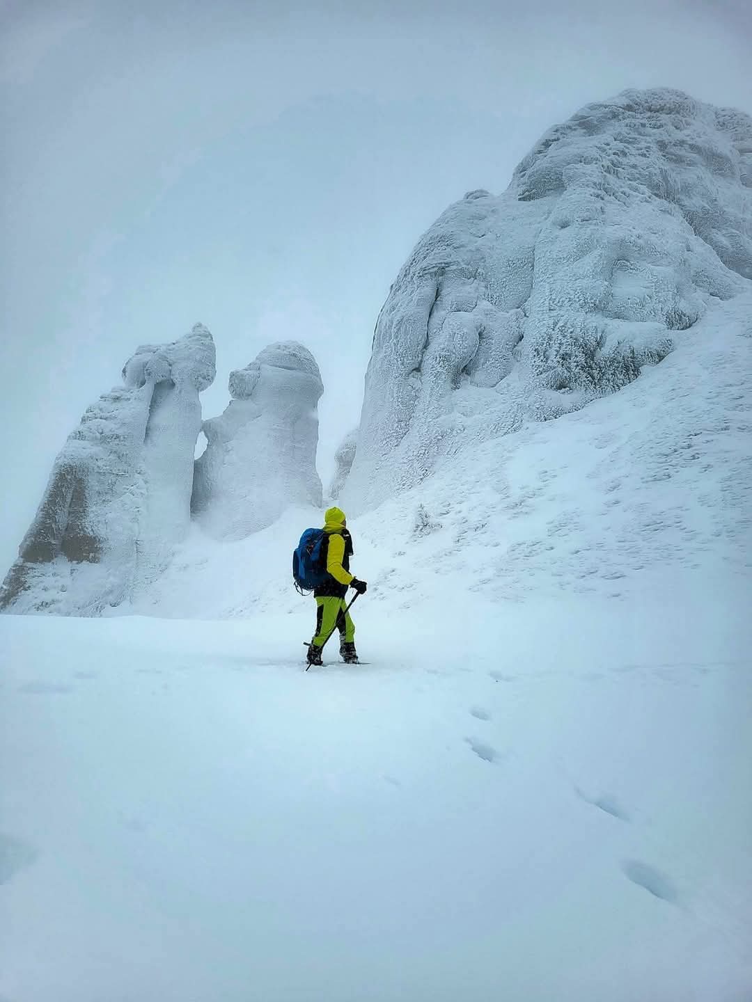Un traseu palpitant pe Vârful Ciucaș: Provocări de iarnă și peisaje impresionante, astăzi, un iubitor al muntelui a trăit o aventură de neuitat pe Vârful Ciucaș
