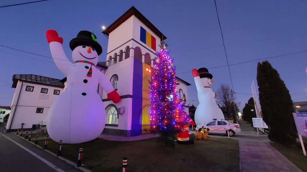 Voinești, decor de poveste : Moș Crăciun și oamenii de zăpadă aduc magia Crăciunului în localitate Voinești, decor de poveste, și în acest an, comuna Voinești a fost transformată într-un veritabil tărâm al iernii de poveste!