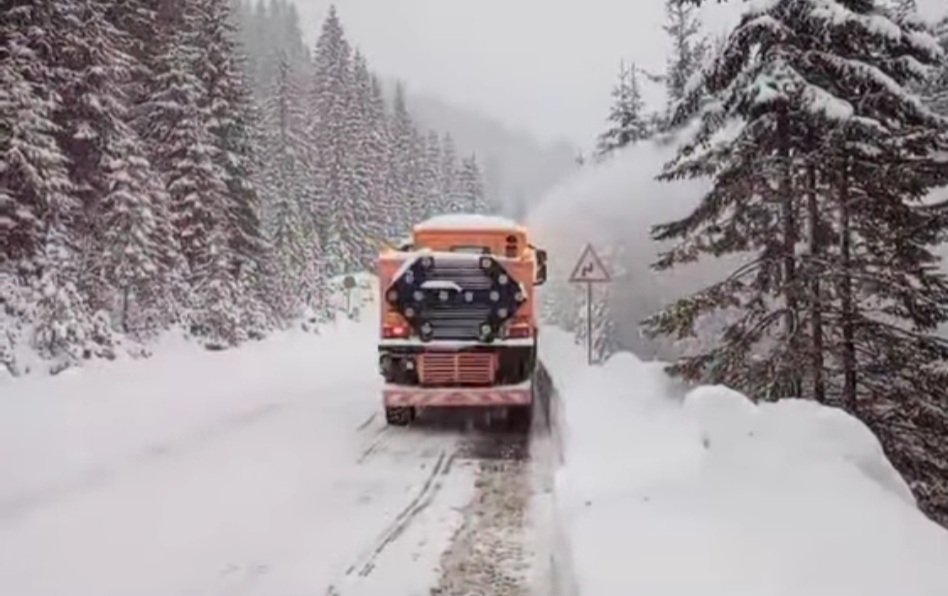 Alertă de iarnă pe DN 7A: Se intervine cu autofreze pentru deszăpezirea drumului Voineasa-Vidra, drumarii acționează intens pe DN 7A