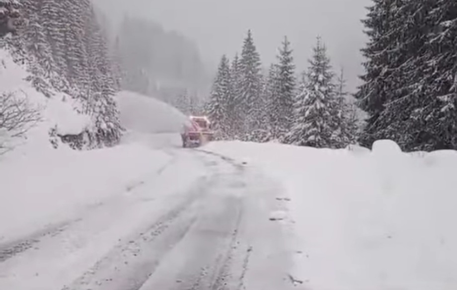 Alertă de iarnă pe DN 7A: Se intervine cu autofreze pentru deszăpezirea drumului Voineasa-Vidra, drumarii acționează intens pe DN 7A