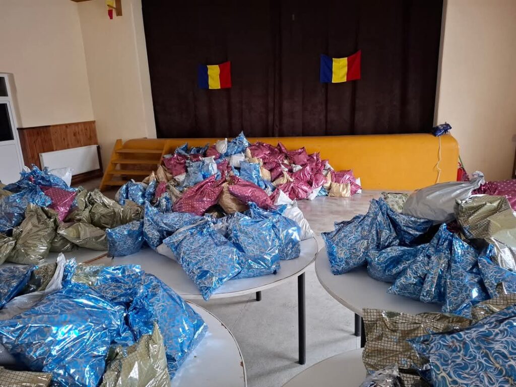 Primăria și Consiliul Local I.L.Caragiale au adus bucurie în rândul copiilor din comună, cu daruri de sărbători Primăria și Consiliul Local I.L.Caragiale au adus bucurie în rândul copiilor din comună, cu daruri de sărbători Primăria și Consiliul Local I.L.Caragiale au adus bucurie în rândul copiilor din comună, cu daruri de sărbători. În această perioadă magică a sărbătorilor de iarnă, chipurile copiilor din comuna I.L.Caragiale sunt pline de zâmbete și bucurie. În cadrul unei frumoase tradiții, elevii școlilor din localitate au primit daruri din partea Primăriei și a Consiliului Local I.L. Caragiale, aducând un strop de fericire în inimile celor mici. Preșcolarii de la cele trei grădinițe – Ghirdoveni, I.L. Caragiale și Mija – au primit cadourile în cadrul serbărilor de iarnă organizate de fiecare grupă, un moment special care le va lumina această perioadă a anului. „Este un moment plin de emoție pentru noi toți. Cadourile oferite sunt un simbol al recunoștinței și iubirii față de cei mici, care reprezintă viitorul comunității noastre. Împărtășim această bucurie alături de familiile lor și dorim să le urăm multă sănătate, fericire și momente minunate de sărbători”, a declarat Primarul Adrian NĂSTASE. Viceprimarul Marian-Alexandru TRIFESCU a adăugat: „Suntem fericiți să putem aduce zâmbete pe fețele copiilor noștri. Aceste momente de bucurie sunt esențiale pentru a crea amintiri frumoase, care să rămână în sufletele lor pe tot parcursul vieții.” Sărbători fericite tuturor, alături de cei dragi!