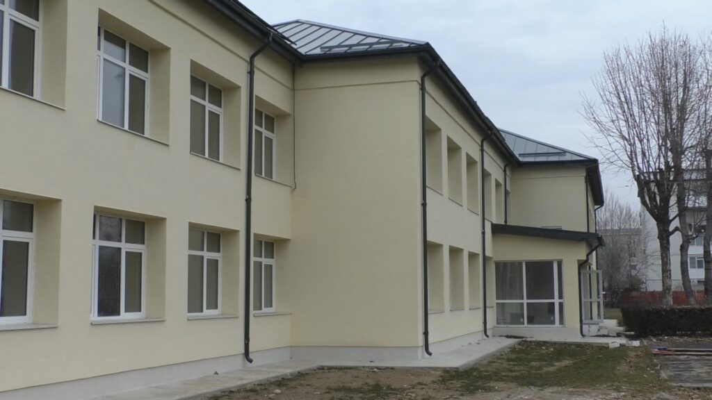 Se lucrează în ritm susținut la Grădinița nr. 14 din Târgoviște pentru reabilitarea energetică. VIDEO Se lucrează în ritm susținut la reabilitarea energetică a Grădiniței nr. 14 din Târgoviște, un proiect în valoare de aproximativ 3 milioane de lei, finanțat prin Administrația Fondului pentru Mediu (AFM). Scopul acestuia este de a reduce semnificativ costurile cu energia, prin implementarea unor lucrări de eficientizare energetică.