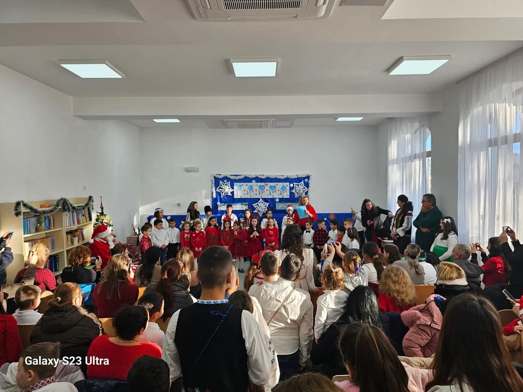 Primarul Radu Georgescu și Primăria Gura Foii au fost spiridușii Moșului și au adus bucurie copiilor din comună.