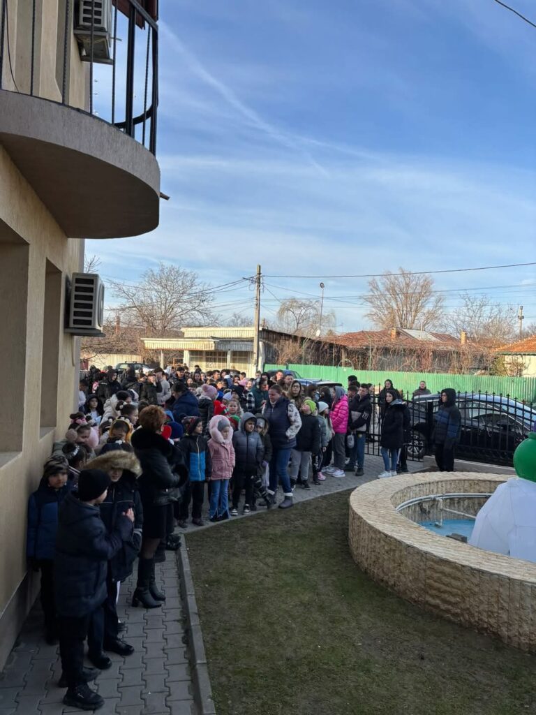 La Poiana: Moș Crăciun, primarul Marian Șerban și Consiliul Local Poiana au adus zâmbete pe fețele copiilor