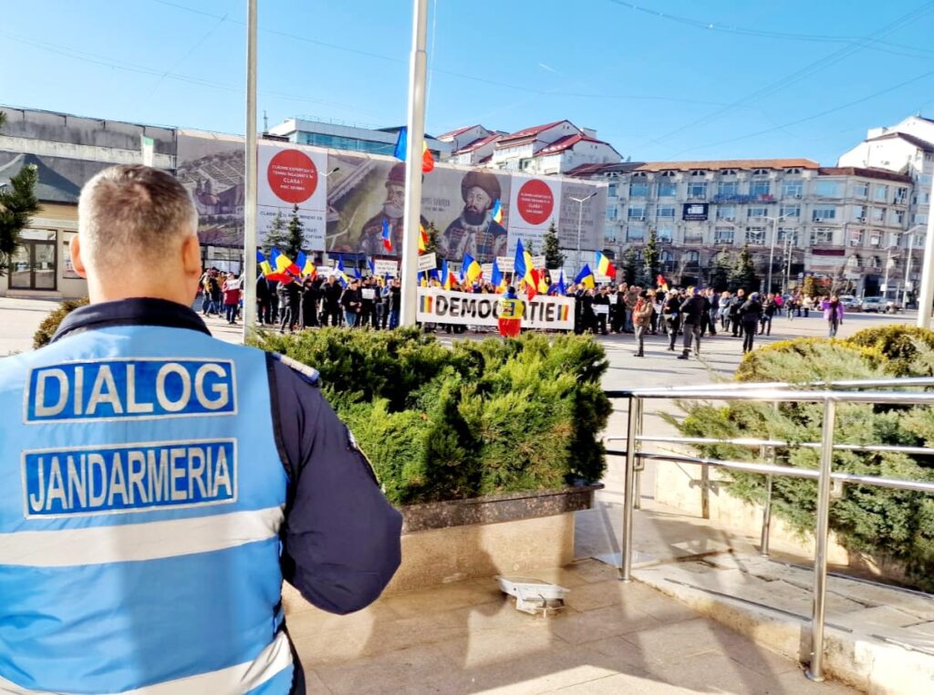 Protest la Târgoviște, joi 23 ianuarie 2025, jandarmii dâmbovițeni vor asigura măsurile de ordine publică și protecția participanților la o adunare publică în Piața Tricolorului din municipiul Târgoviște.