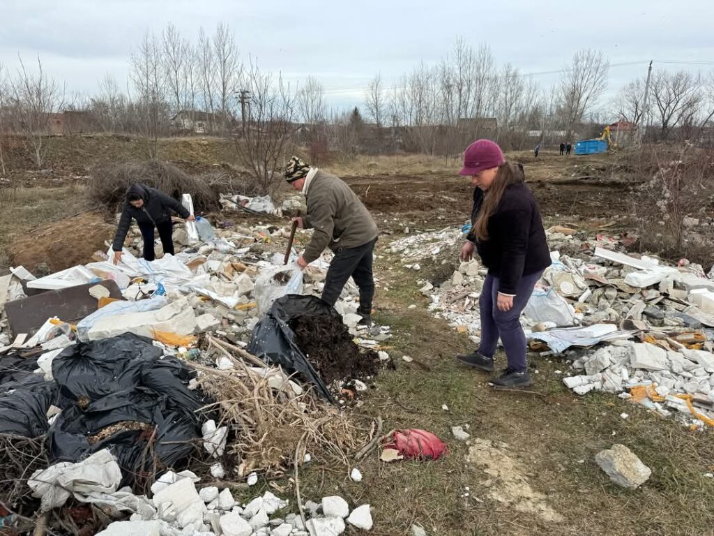  Primăria Răzvad se pregătește pentru o schimbare semnificativă în ceea ce privește curățenia publică, iar primarul Emanuel Spătaru îndeamnă toți cetățenii să se implice activ într-o acțiune de strângere a deșeurilor și de păstrare a unui mediu curat și sănătos.