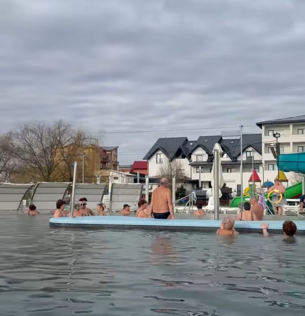 Stațiunea Tășnad, un loc de relaxare și tratament, se bucură de o apă termală deosebită, extrasă de la 1354 metri adâncime și cu o temperatură de 70 de grade Celsius