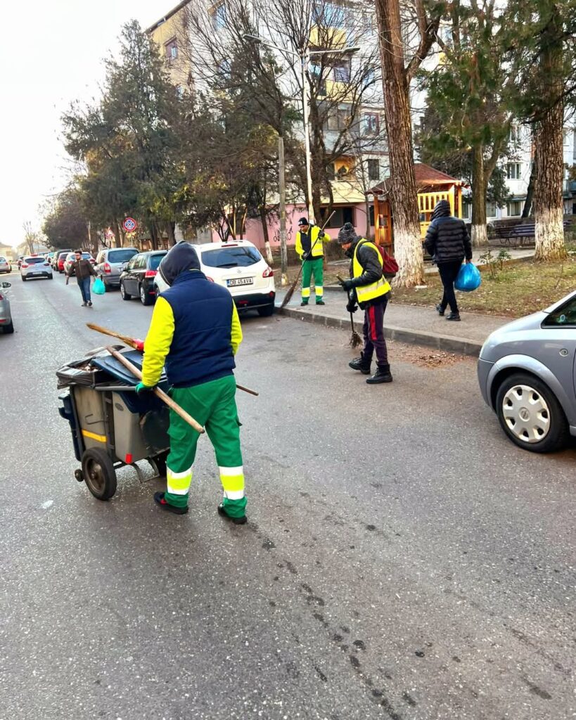 Târgoviște, acțiuni de curățenie și întreținere a spațiilor verzi, administrația locală a municipiului Târgoviște continuă să investească