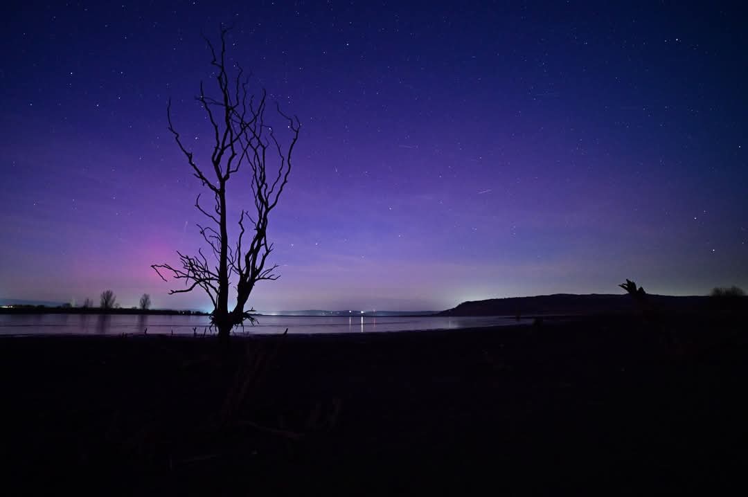 Aurora Boreală surprinsă pe Barajul Vârșolț, în prima zi a anului 2025, natura ne-a oferit un dar rar și impresionant
