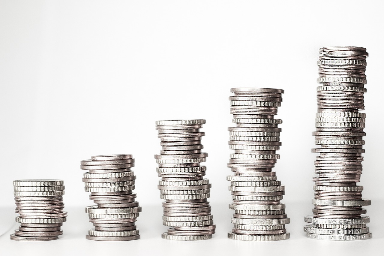 Începând cu 1 ianuarie 2025, salariul minim brut a fost majorat la 4.050 lei, ceea ce reprezintă o creștere semnificativă de 9,4% față de nivelul anterior de 3.700 lei.