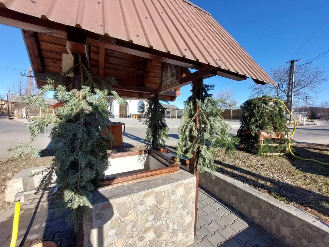 Astăzi se fac ultimele pregătiri pentru sărbătoare de Bobotează la Voinești, o tradiție vie, păstrată cu drag de comunitate.