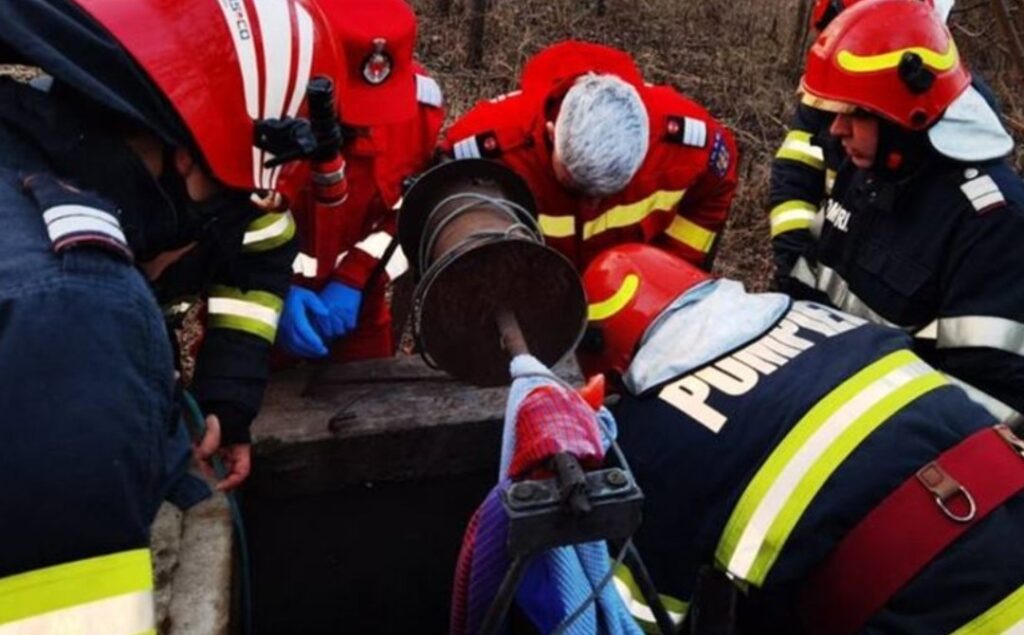 Salvarea unei femei căzute într-o fântână, în localitatea Cojasca: O misiune de intervenție spectaculoasă a pompierilor Salvarea unei femei căzute într-o fântână, în localitatea Cojasca, o echipă de pompieri din cadrul Gărzii de Intervenție Cornești a răspuns prompt unui apel