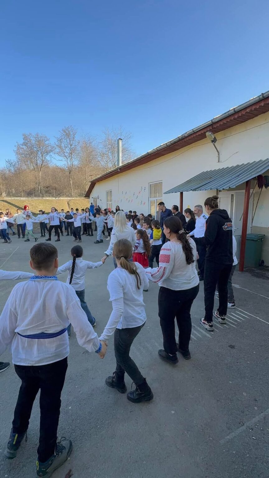 CSM Târgoviște promovează valorile pozitive alături de elevii din Gura Ocniței Echipa de volei CSM Târgoviște a fost alături de elevii Școlii Gimnaziale Gura Ocniței, într-o activitate dedicată prevenirii comportamentelor violente