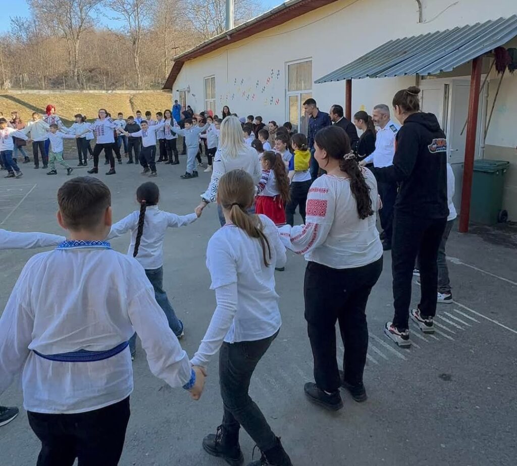 Echipa de volei CSM Târgoviște a fost alături de elevii Școlii Gimnaziale Gura Ocniței, într-o activitate dedicată prevenirii comportamentelor violente
