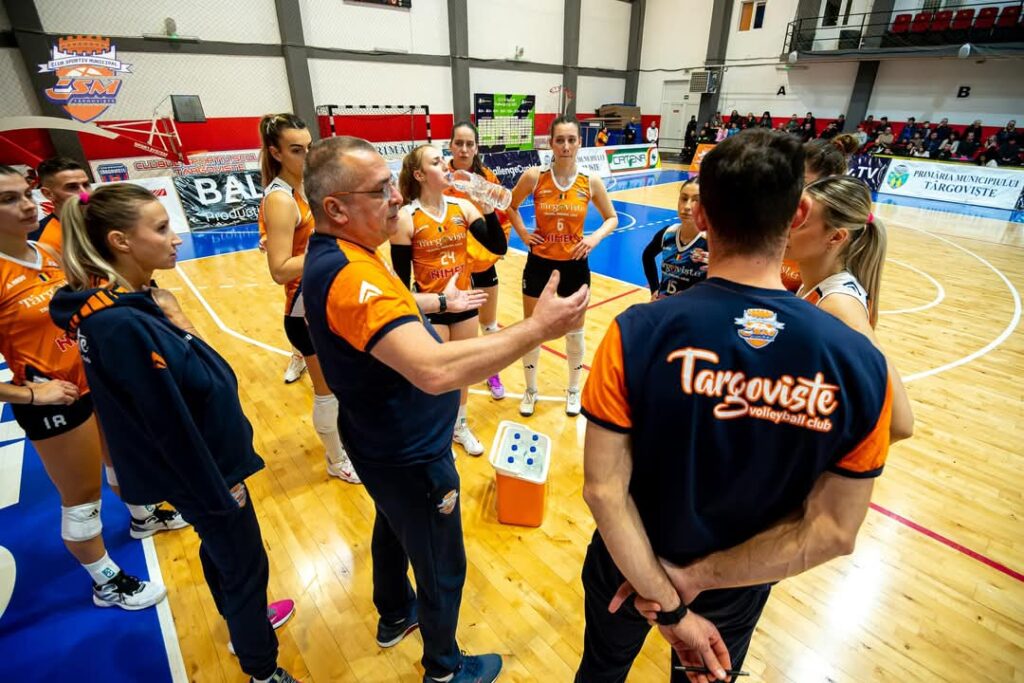 Echipa de volei a CSM Târgoviște a fost învinsă, astăzi, de CSM Corona Brașov într-o deplasare dificilă. După un început mai greu de meci