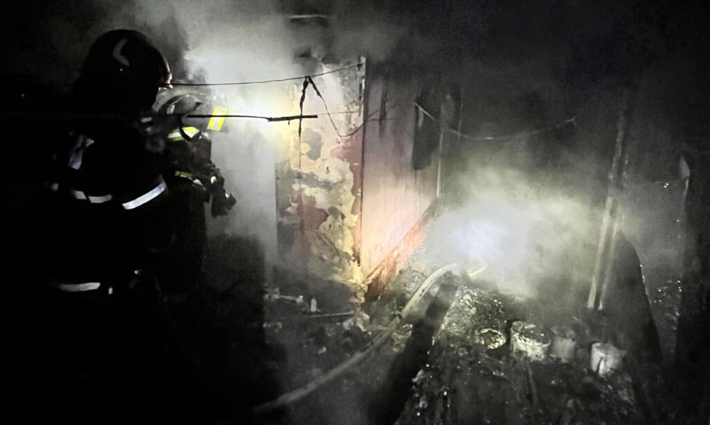 Incendiu stins rapid în comuna Dobra. În noaptea de 8-9 ianuarie, în jurul orei 00:22, pompierii din Dâmbovița au fost solicitați să intervină pentru stingerea