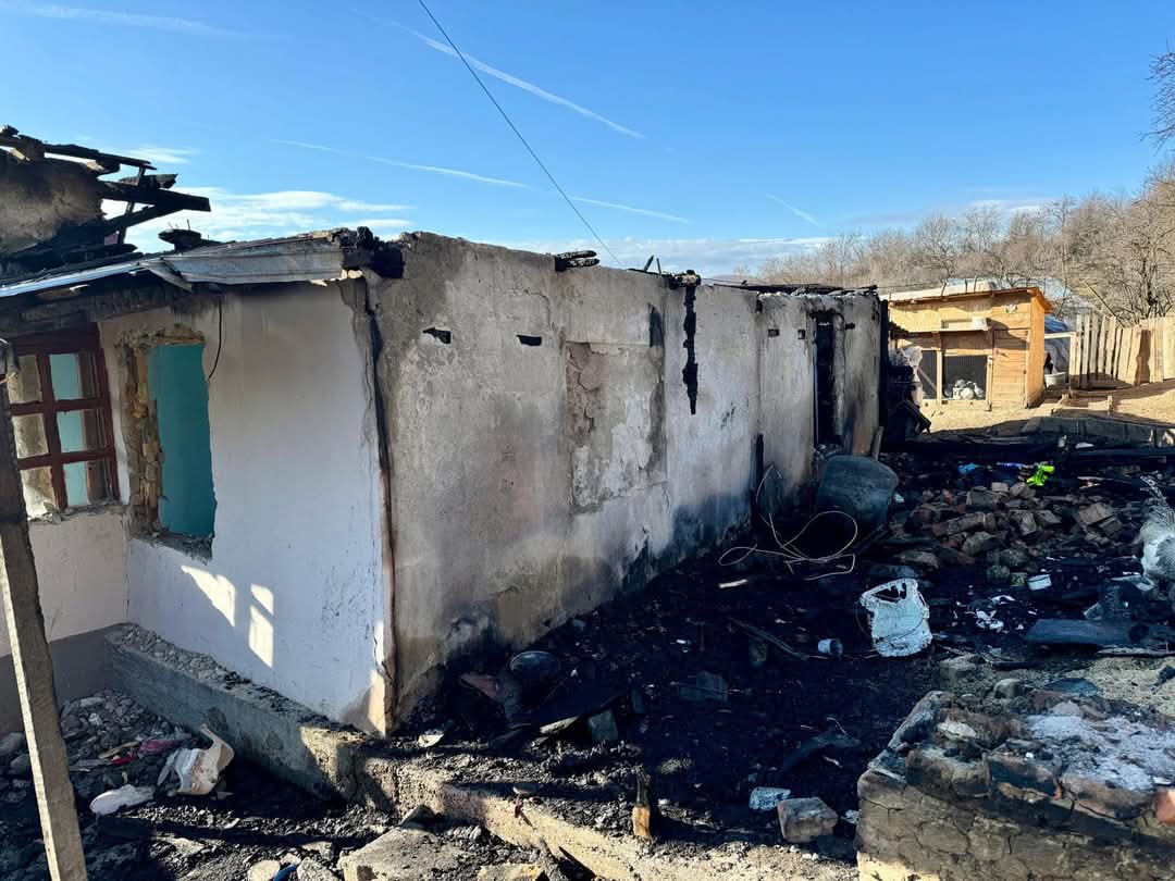 O familie numeroasă din Gorgota, și-a pierdut casa în urma unui incendiu, Primăria Răzvad lansează un apel umanitar.