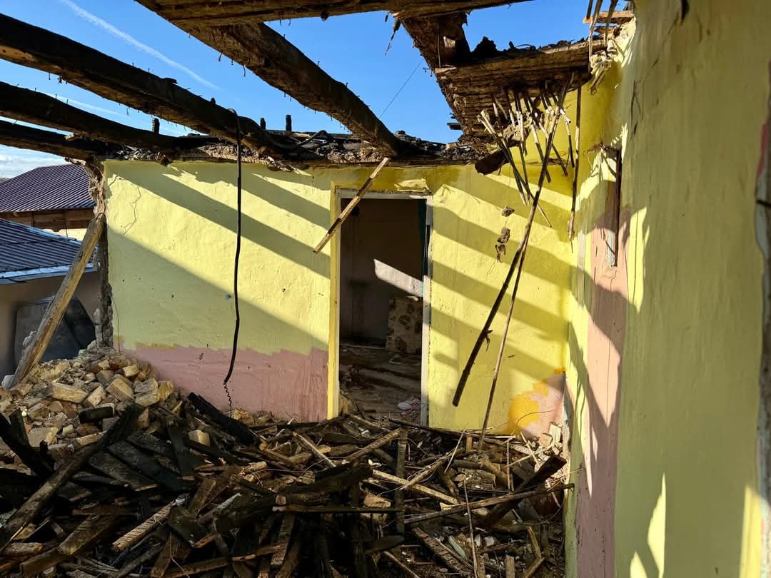 O familie numeroasă din Gorgota, și-a pierdut casa în urma unui incendiu, Primăria Răzvad lansează un apel umanitar.