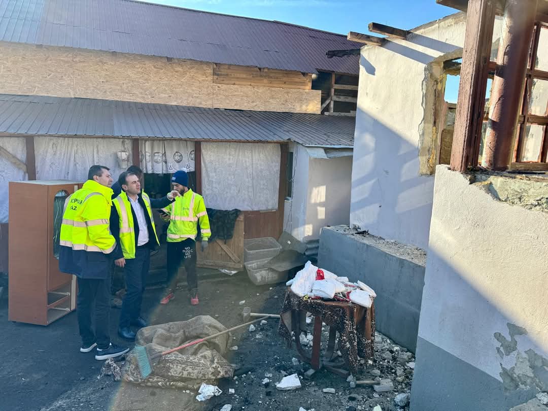 O familie numeroasă din Gorgota, și-a pierdut casa în urma unui incendiu, Primăria Răzvad lansează un apel umanitar.