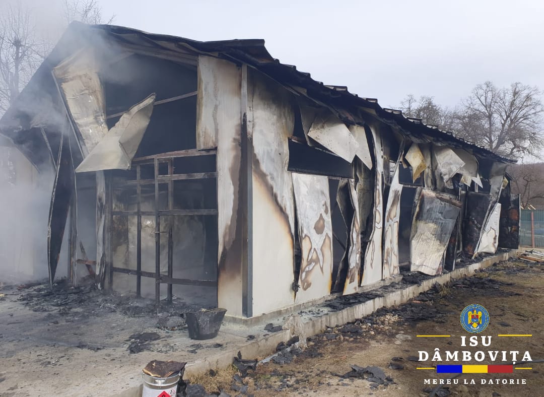 Incendiu puternic, ieri, în jurul orei prânzului, pompierii din Moreni și Târgoviște au fost solicitați să intervină într-un incendiu izbucnit la o hală industrială din municipiul Moreni. Flăcările s-au extins rapid pe o suprafață de aproximativ 120 de metri pătrați, iar intervenția promptă a echipajelor a fost esențială pentru limitarea pagubelor.