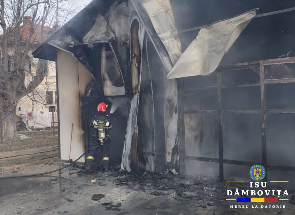 Incendiu la o hală din Moreni, a fost emis RO-Alert din cauza fumului dens Incendiu puternic, ieri, în jurul orei prânzului, pompierii din Moreni și Târgoviște au fost solicitați să intervină într-un incendiu izbucnit la o hală industrială din municipiul Moreni. Flăcările s-au extins rapid pe o suprafață de aproximativ 120 de metri pătrați, iar intervenția promptă a echipajelor a fost esențială pentru limitarea pagubelor.