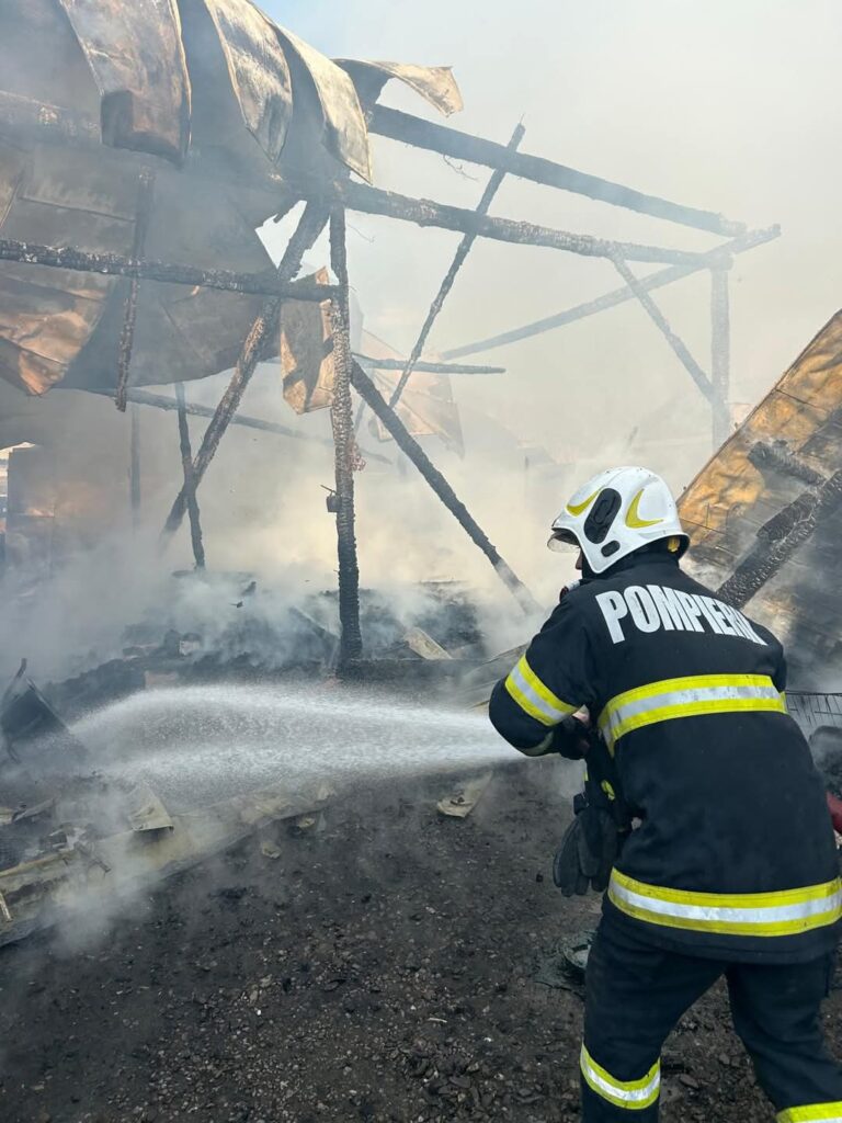 Incendiu la o casă în satul Crovu, comuna Odobești: Pericol de extindere, intervin pompierii pentru a stinge flăcările Incendiu de amploare a izbucnit astăzi la o locuință din localitatea Crovu, fiind nevoie de intervenția promptă a echipajelor de pompieri din Titu și Potlogi