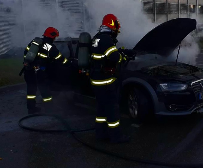 Incendiu la un autoturism pe DN 71 Târgoviște-București, intervenție rapidă a pompierilor, în această dimineață, în jurul orei 06:13,
