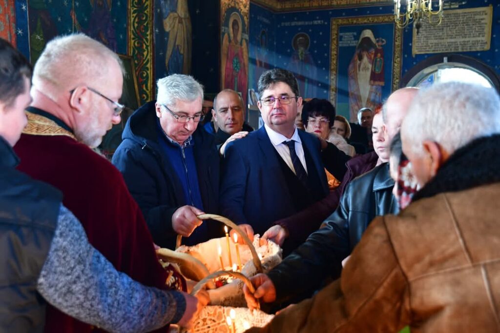 Comunitatea din Ghimpați în sărbătoare: Primarul Marius Caravețeanu alături de enoriași la prăznuirea  Sfântului Ioan Botezătorul Pe 7 ianuarie, comunitatea din Ghimpați a trăit momente de bucurie și spiritualitate cu ocazia sărbătorii Sfântului Ioan Botezătorul.