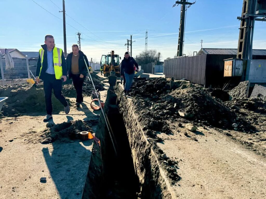 Comuna Răzvad avansează: Lucrările de extindere a rețelei de canalizare au început Comuna Răzvad avansează: Lucrările de extindere a rețelei de canalizare au început.