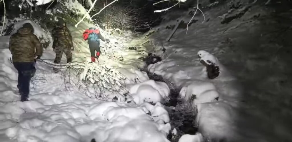Salvatorii montani au reușit o misiune de succes pentru salvarea a cinci refugiați ucraineni rătăciți în munți Salvatorii montani au reușit o misiune de succes pentru salvarea a cinci refugiați ucraineni rătăciți în munți, în noaptea de 18 spre 19 ianuarie 2025.