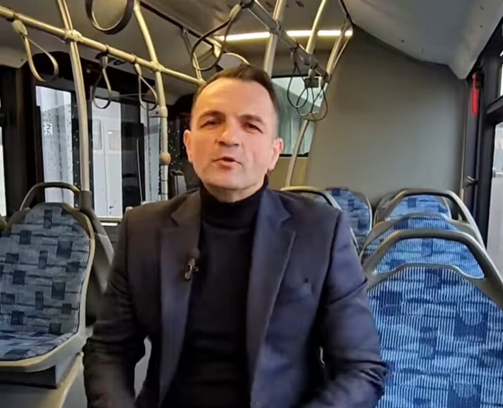 Municipiul Târgoviște a intrat în era mobilității sustenabile: Autobuze electrice și infrastructură modernă pentru un oraș mai verde Municipiul Târgoviște face un pas mare spre viitor, transformându-se într-un model de mobilitate urbană sustenabilă!