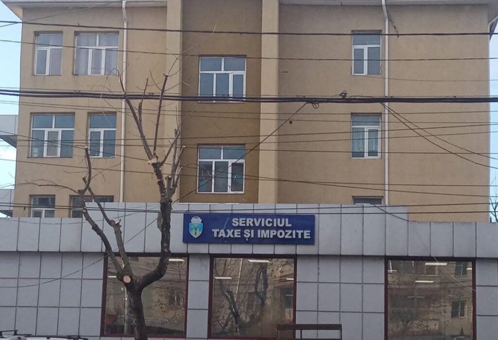 Primăria Municipiului Târgoviște deschide un nou punct de încasare a taxelor și impozitelor locale în microraionul 6. VIDEO Noua taxă de habitat la Târgoviște începând cu 1 februarie: 35 lei pentru gospodăriile cu 2 sau mai multe persoane și 20 lei pentru gospodăriile cu o singură persoană.