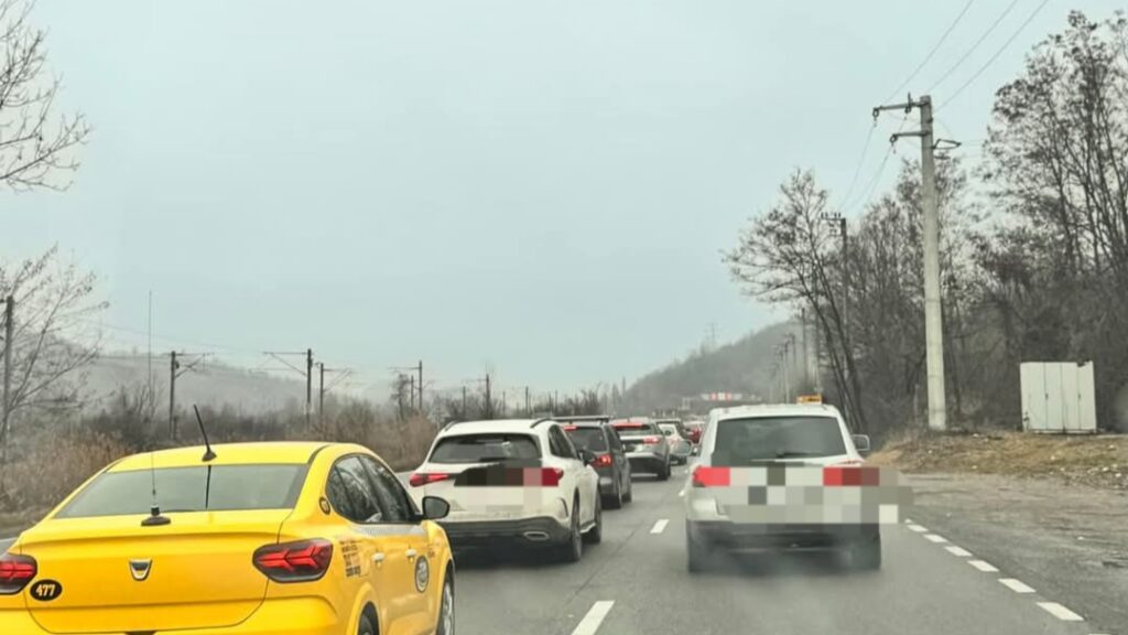 Atenționare de trafic: Coloane interminabile pe toate drumurile din țară Atenționare de trafic, începând de dimineață, traficul pe DN 1 Ploiești – Brașov a atins valori record, iar șoferii sunt sfătuiți să aibă răbdare și să opteze pentru rute