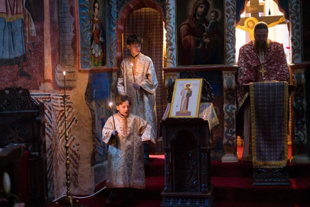 Astăzi, pe 30 ianuarie, Biserica Ortodoxă prăznuiește un moment deosebit, dedicat celor trei titani ai învățăturii ortodoxe din secolul al IV-lea